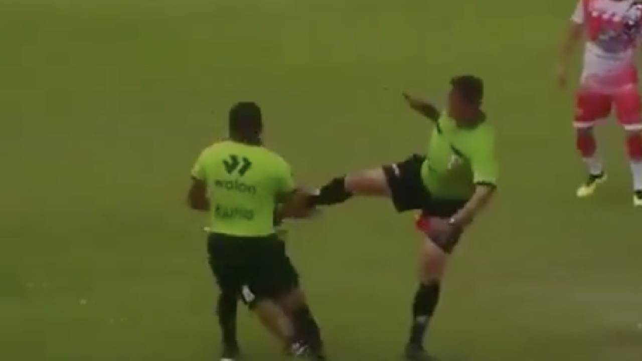 VIDEO: árbitro expulsa y patea en la cara a integrante de cuerpo técnico