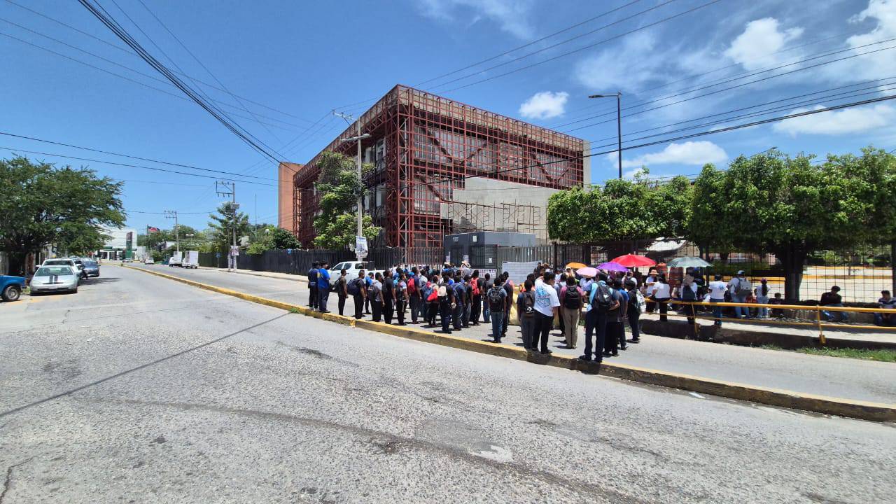 Manifestación afuera del Congreso bloquea avenida en Chilpancingo