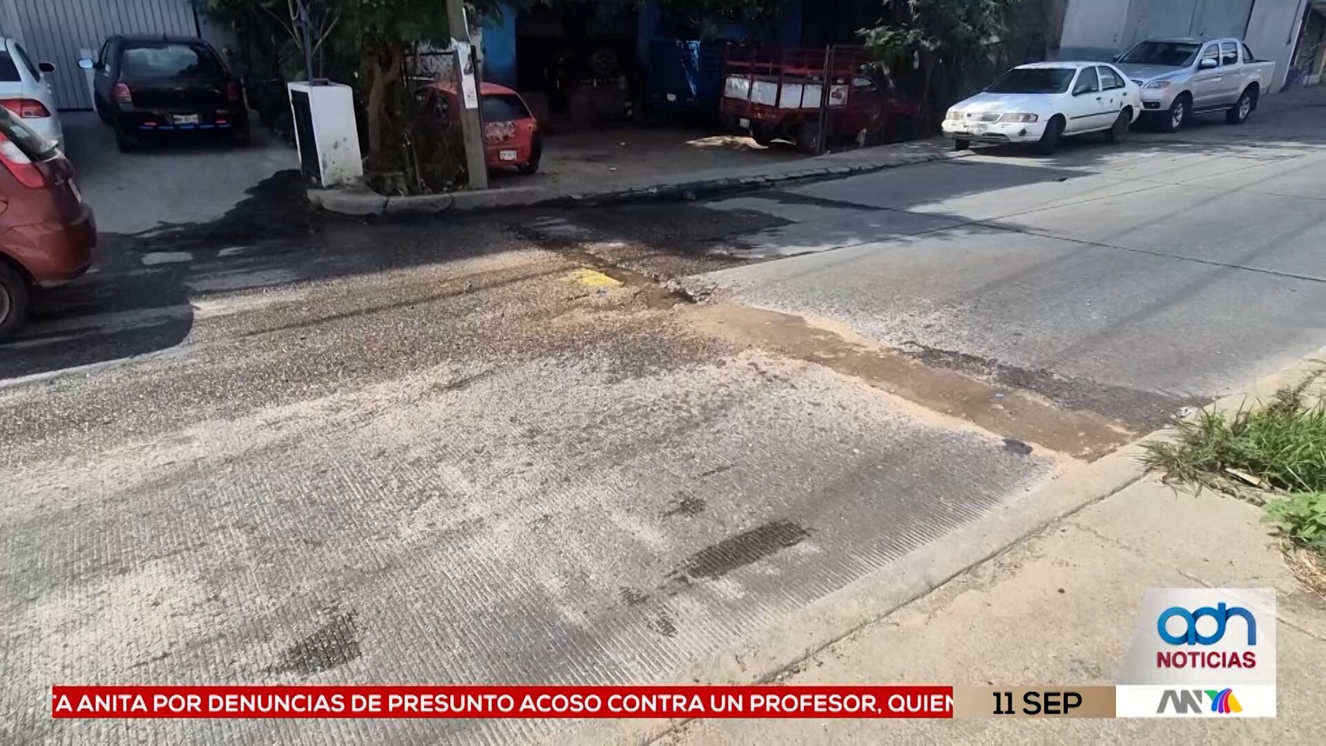 Fuga de agua potable afecta el tránsito peatonal y vehicular en el crucero de Cayaco, Acapulco