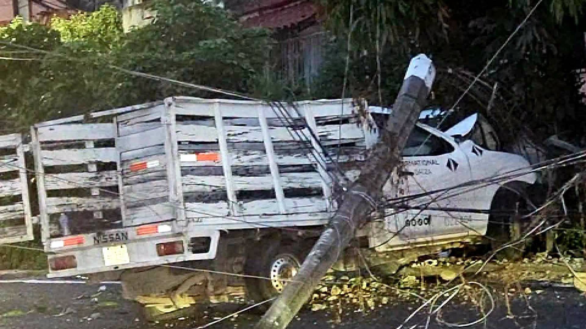 Fuerte choque en la calzada Pie de la Cuesta: camioneta tira poste de luz 