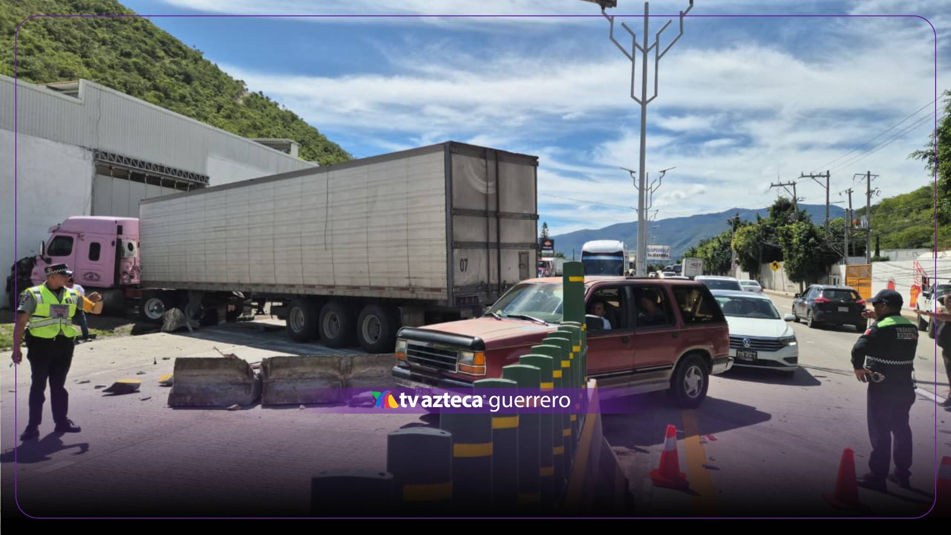 Tráiler choca y frena la circulación en Chilpancingo