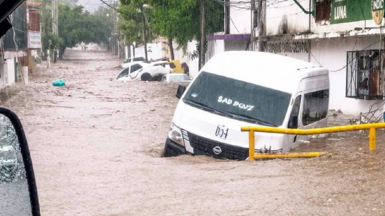 VIDEO: tormenta local arrastra varios vehículos en las Cruces