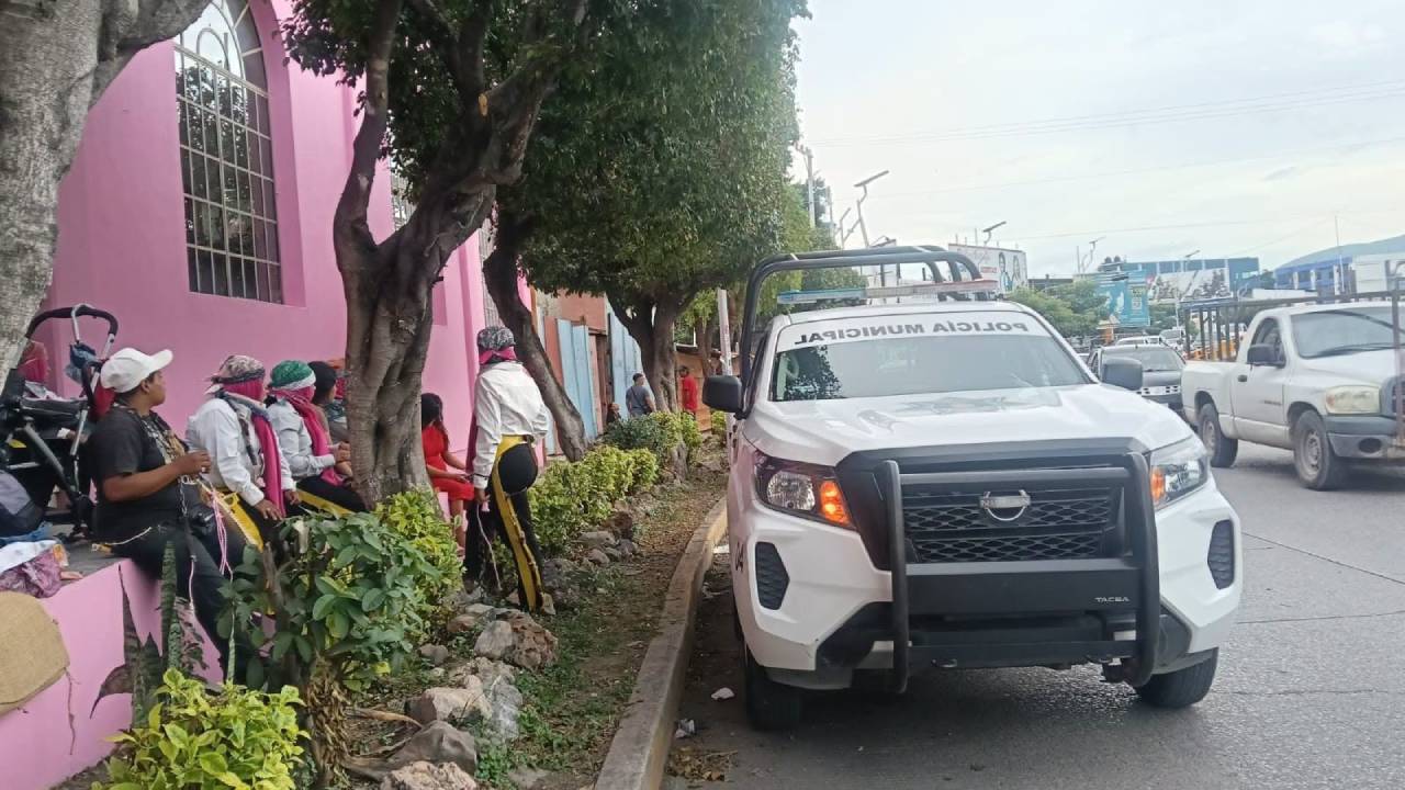 ¡Fiesta termina en bronca! Pelean tlacololeros tras las celebraciones