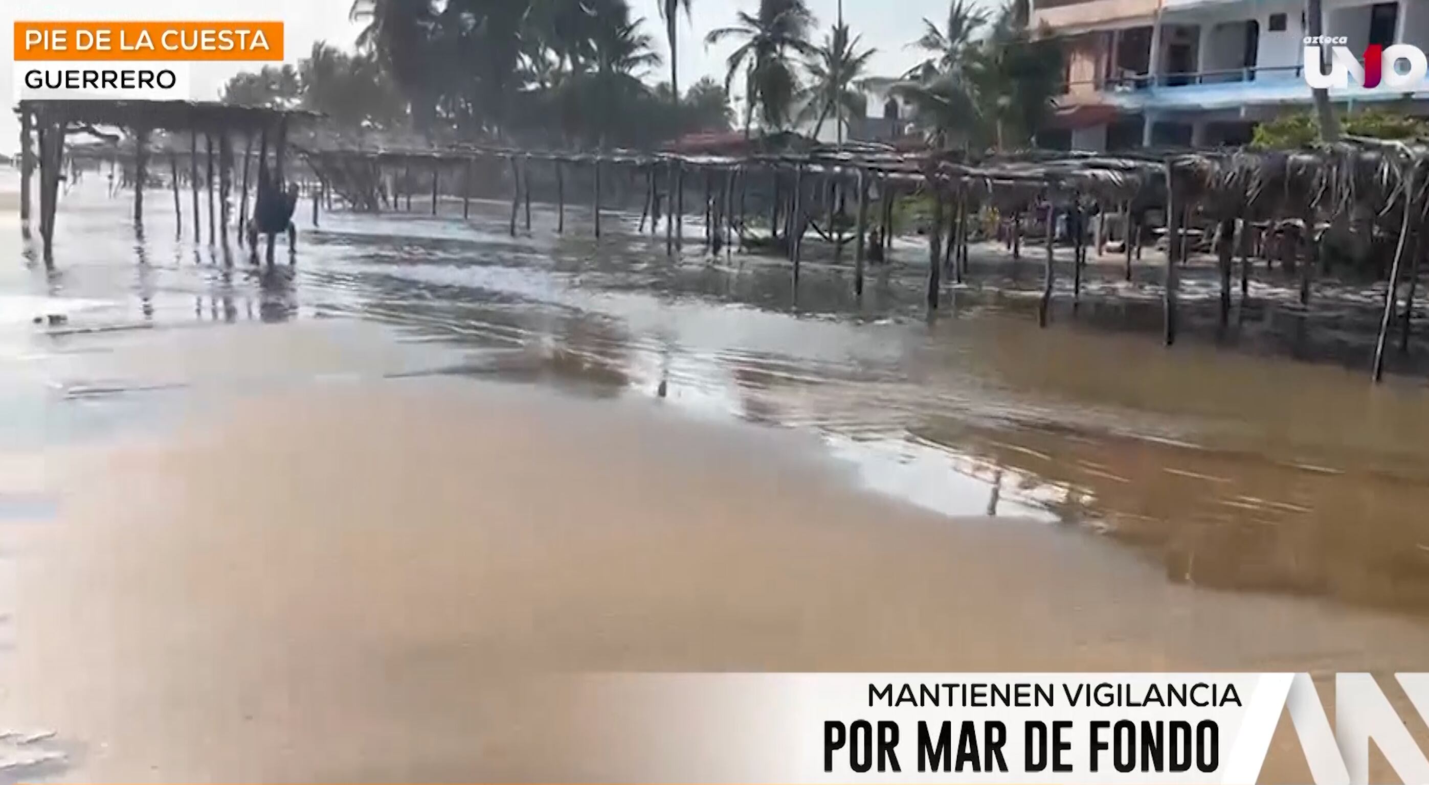 Restauranteros de Pie de la Cuesta resguardan sus locales ante el pronóstico de mar de fondo por el huracán Polo