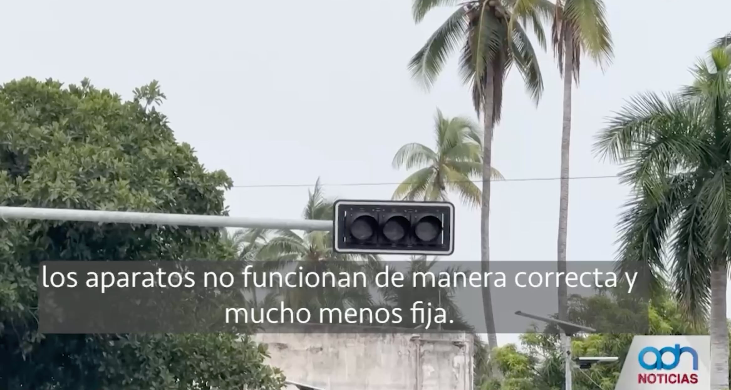 Fallas en semáforos de la Costera amenazan la seguridad peatonal en Acapulco
