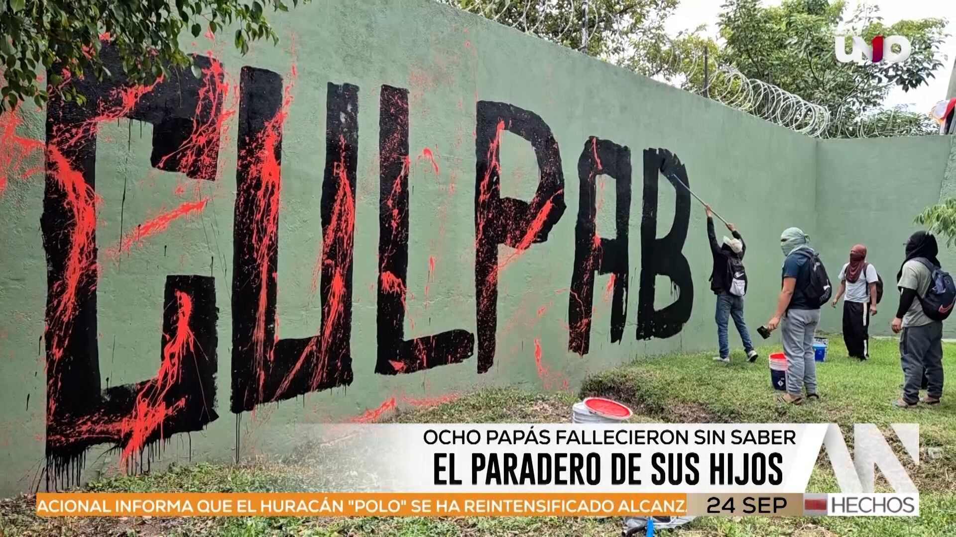Padres de los 43 normalistas y estudiantes protestan en el 27 Batallón de Infantería en Iguala